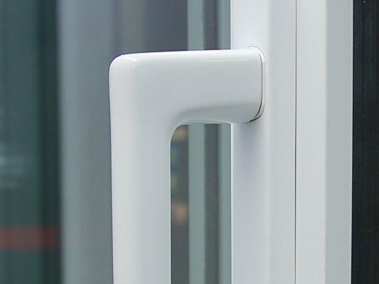 Detailaufnahme eines weißen Kunststofffenstergriffs im Schauraum von Schnell Fenster