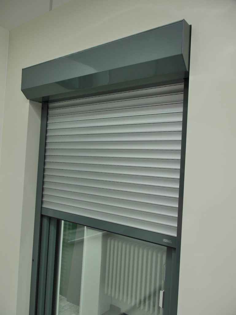 Rollladen mit Kasten über einem Fenster