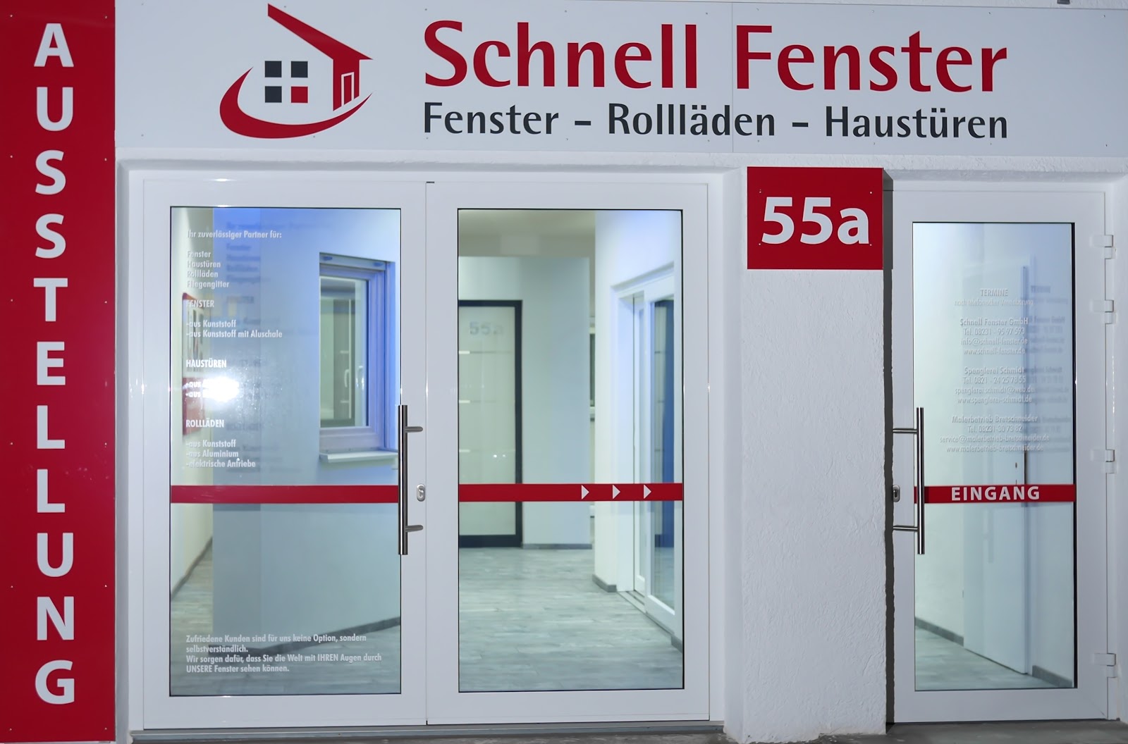 Eingang und Schauraum der Schnell Fenster GmbH in Königsbrunn mit Firmenschild